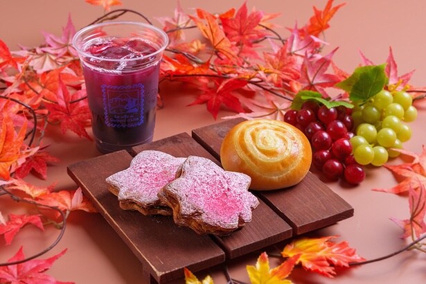 「もみじデニッシュ」(320円)、「くりーむパン(シャインマスカットジャム入り)」(320円)、「山梨県産ぶどうジュース」(700円)