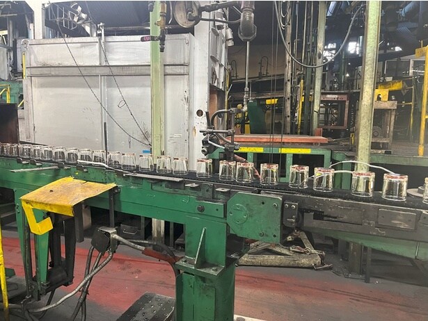 溶解されたガラスは成形され、コップなどの製品へと姿を変える