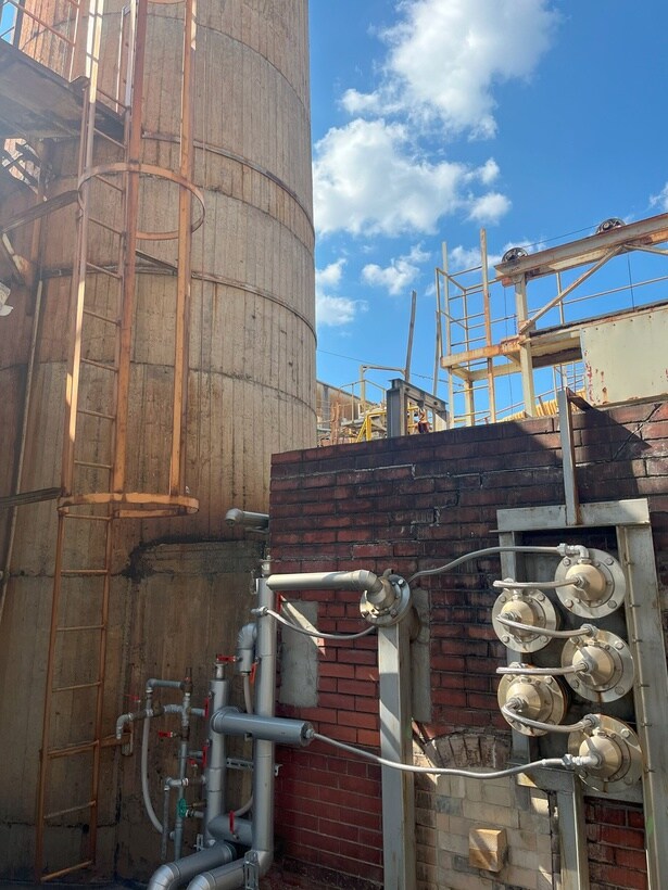 熱交換器で水を温め、ビニールハウスへ送る