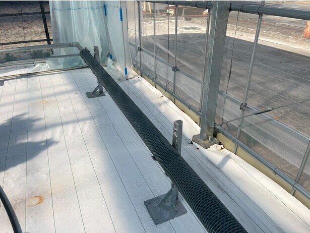 ビニールハウス内に設えられた放熱管