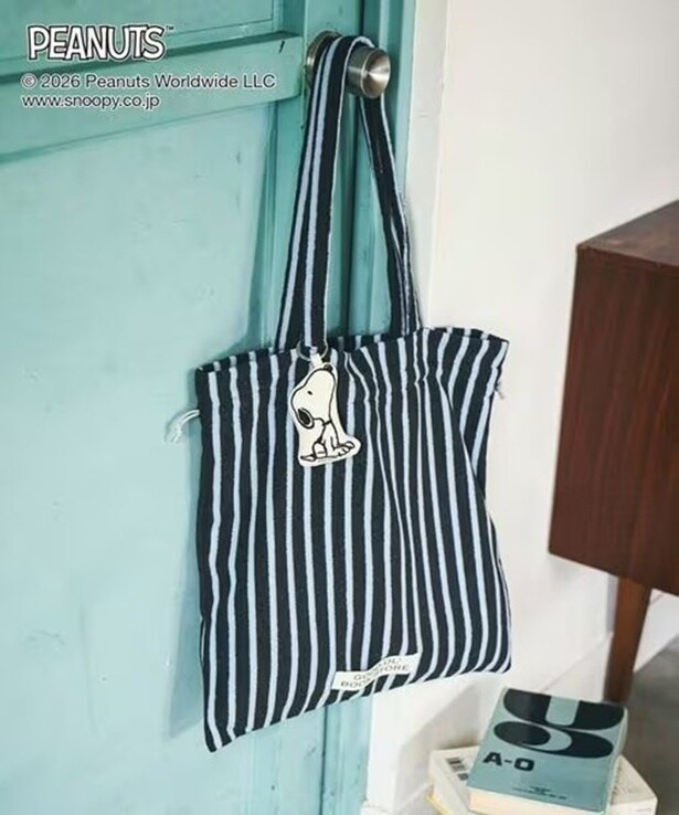 「チャーム付きパイル生地トート(チャコール)」(3990円) 