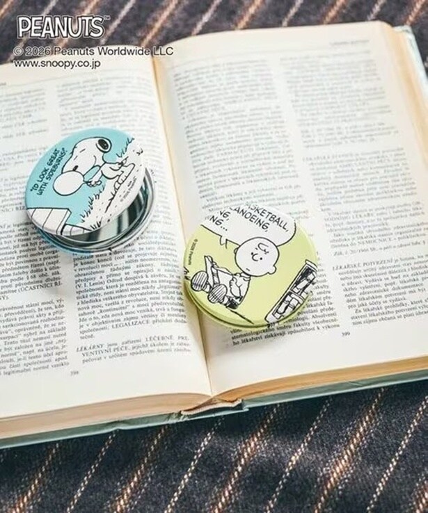 「コンパクトミラー」(1490円)写真左からライトグリーン、ライトイエロー