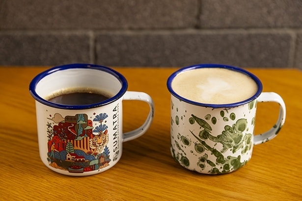 現地でプレゼントされた思い出のカップ。左が平岩さん、右が菅原さんのもの