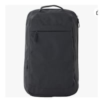 上質素材でスマートにきめる。機能も収納も備えた22リットルスクエアバックパック【ニューバランス】のリュックがAmazonに登場中‼