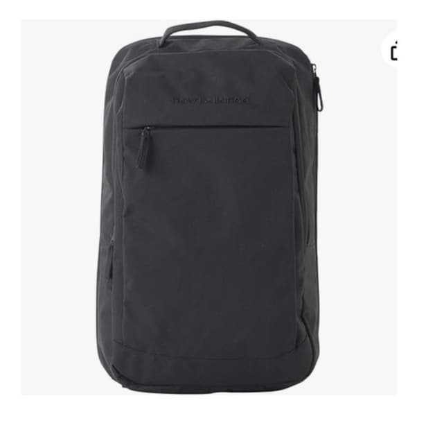 上質素材でスマートにきめる。機能も収納も備えた22リットルスクエアバックパック【ニューバランス】のリュックがAmazonに登場中‼