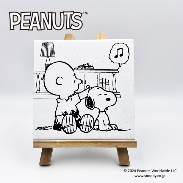 イーゼルに飾った小サイズ作品。モノクロの線画に色を加えていく楽しさ