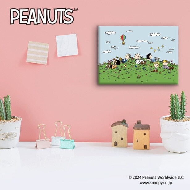 大サイズの「ラブズネーチャー」をピンクの壁に。押しピン1個で簡単に飾れる軽さも魅力