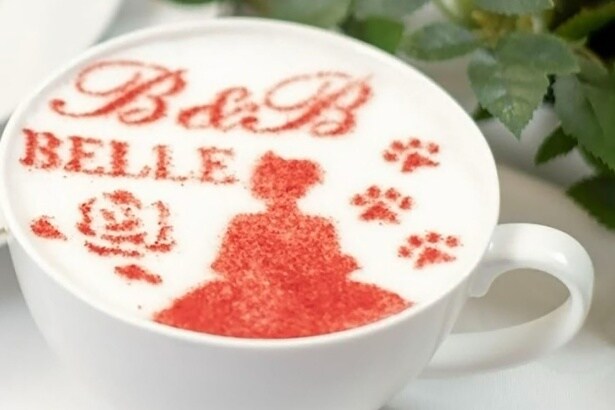 【写真】ベルをイメージした繊細なラテアートが目を引く「ホワイトショコラ・ストロベリーラテアート」(1100円)