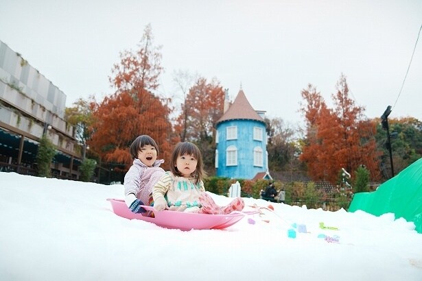 ムーミン屋敷をバックにそり遊びも楽しめる