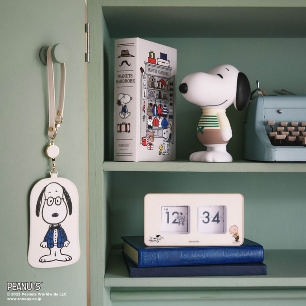 「ダイカットパスケース」(2970円)、「BOOK型小物入れ」(2640円)、「立体コインバンク(貯金箱)」(2420円)、「パタパタクロック」(7150円)