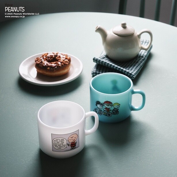 「ミルクガラスマグカップ」(各6930円)