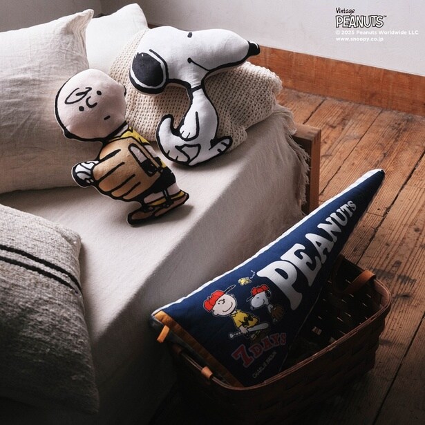 「ダイカットクッション」(各3300円)、「ペナント型クッション」(3300円)