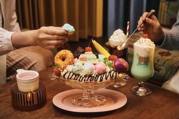 【写真】「American Candy Party 1955」で登場するボリューム満点のスイーツ「ポッピン・バナナスプリット」