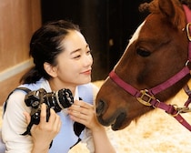 見上愛が記者となりJRAの社会貢献活動を取材！社会と競馬のつながりを伝えるスペシャルコンテンツ『競馬の先には、何があるんだろう？』公開