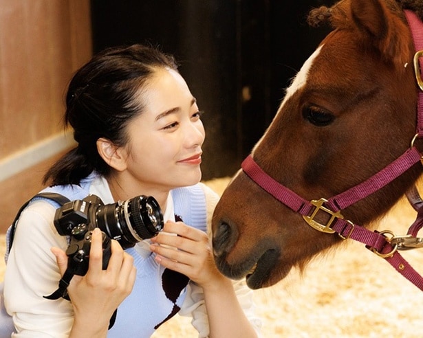 見上愛が記者となりJRAの社会貢献活動を取材！社会と競馬のつながりを伝えるスペシャルコンテンツ『競馬の先には、何があるんだろう？』公開