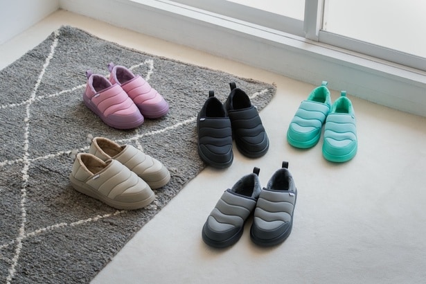 【写真】2025年の秋から販売中の「リカバリーサンダル ウォーム」(各1万890円)