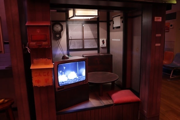 昭和をイメージした展示の各所に生き物が紛れ込んでいる