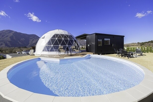 直径7メートルの「プレミアムドーム」はプール付き