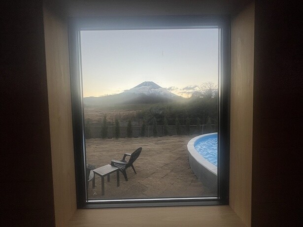 朝の富士山をサウナ室から眺めるという贅沢体験もできる