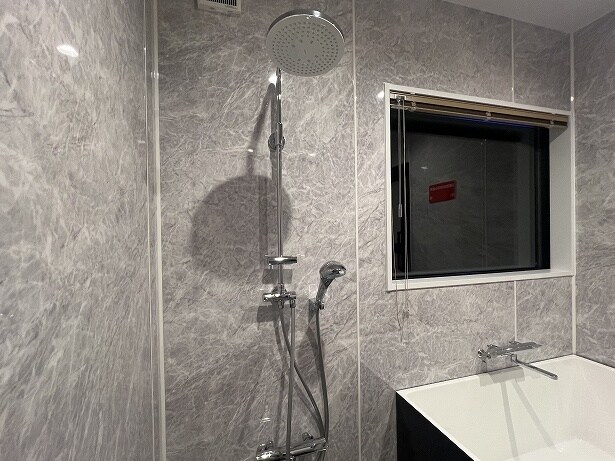 浴室の窓からも富士山が見えるが、外からの視線が気になるときはブラインドを使用