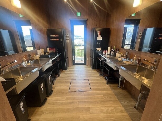 2つのドームの真ん中に水場が集まっている