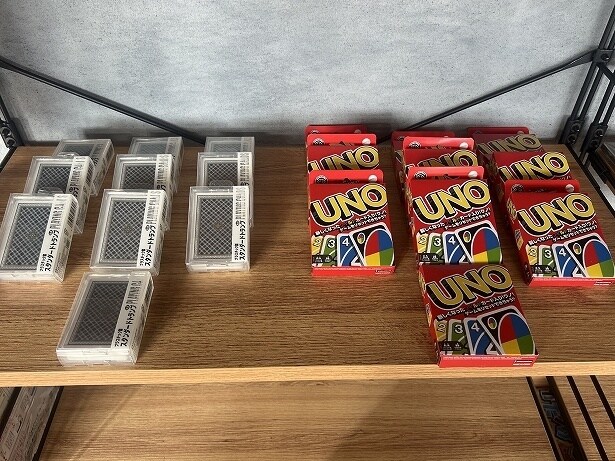 室内で楽しめるカードゲームの無料貸し出しもあるほか、トランプやUNOは販売もしている