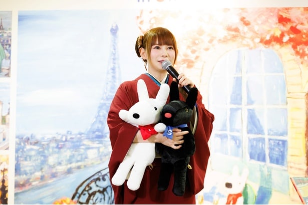 【写真】リサとガスパールのぬいぐるみを抱いてニッコリする中川翔子さん