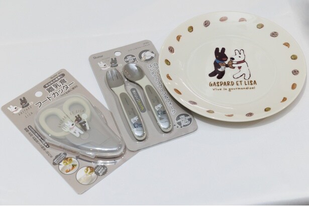 実用性もばっちりな「離乳食フードカッター」(935円)や「はじめてのスプーン＆フォーク」(990円)など、ママにうれしいアイテムもそろう
