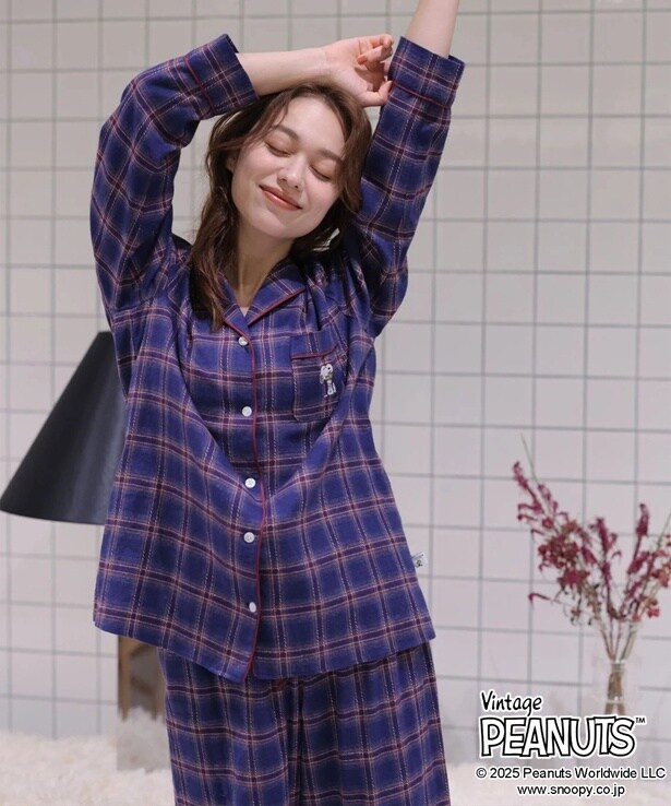 「Arpege story〈PEANUTS〉ネルチェックパジャマ」(1万3200円)。紺カラーバージョン