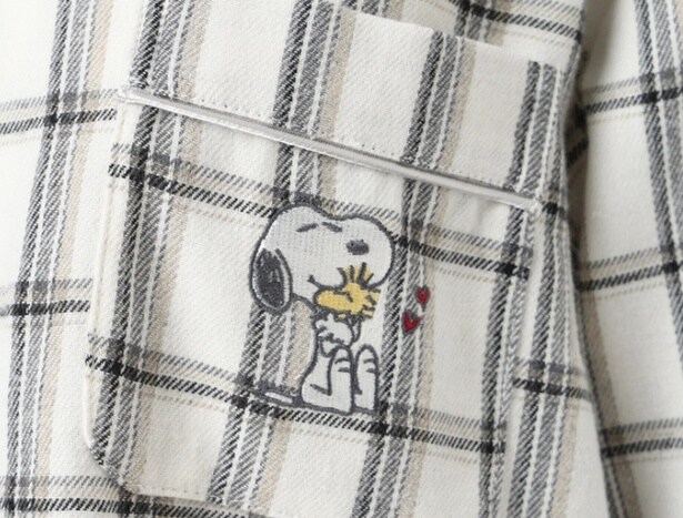 胸元のポケットには、愛されキャラ「スヌーピー」の刺しゅう