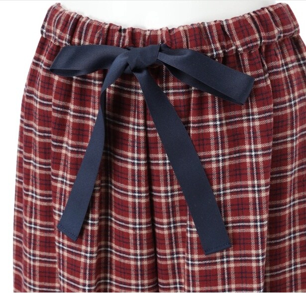 パンツのウエスト部分。ウエストのサイズを調整可能な太めのリボンがキュート!白地バージョンはグレー、紺地バージョンは赤のリボンがぞれぞれあしらわれている