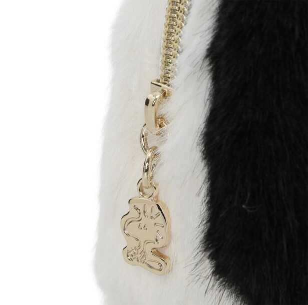 ジップアップ部分のチャーム