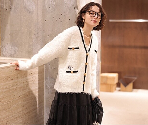 「Arpege story〈PEANUTS〉ループカーディガン」(2万2000円)。白地と黒のコントラストがクラシカルな雰囲気を演出してくれる