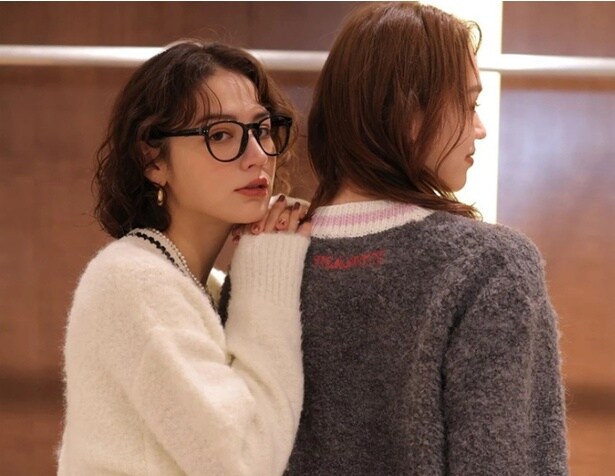 背面の首元には、赤色で刺しゅうされた「PEANUTS」の文字が!