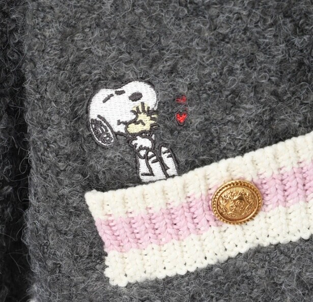 ポケット部分のアップ。ちょこんと座る「スヌーピー」の刺しゅうがかわいい