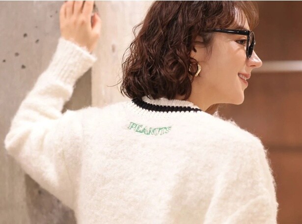 白地バージョンのバック。水色の「PEANUTS」の刺しゅうも印象的だ