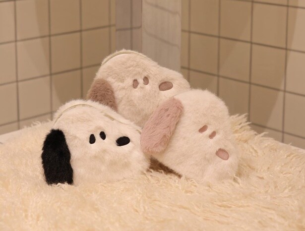 「Arpege story〈PEANUTS〉スヌーピーフェイスふわふわポーチ」(4180円)