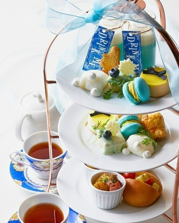 【写真】白うさぎやブルーを基調にしたスイーツとセイボリーが三段スタンドにそろい、物語の世界観をそのまま楽しめるひと皿