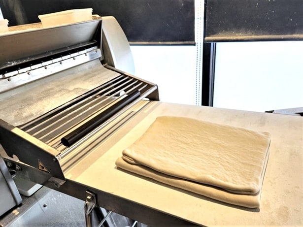 「R Baker」のセントラルキッチンで製造されているパン生地