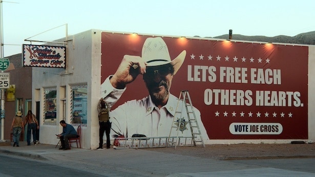 【写真】保安官ジョー(ホアキン・フェニックス)は市長選に立候補し、現市長テッド(ペドロ・パスカル)と対立する