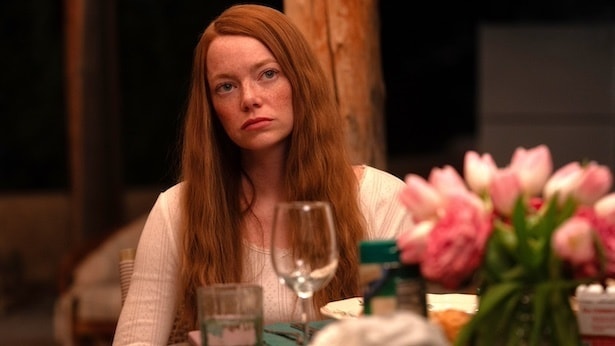 陰謀論にハマっていくジョーの妻ルイーズ(エマ・ストーン)