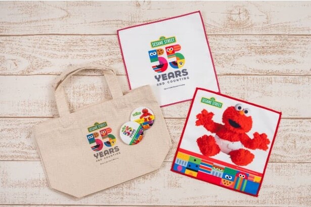 ベビーエルモがデザインされた 「ミニタオル」や「缶バッジ」。小さめサイズの「コットントートバッグ(55周年ロゴ)」はお弁当バッグやちょっとしたおでかけにぴったり