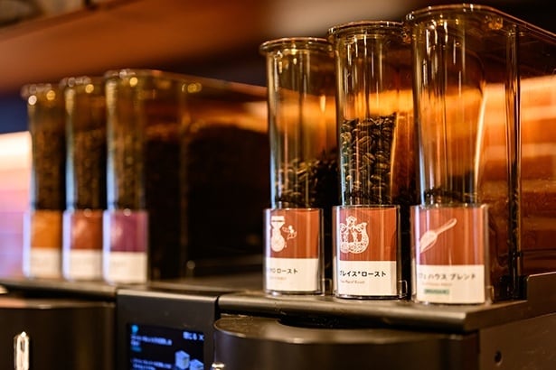 マシンの上部に豆を設置する