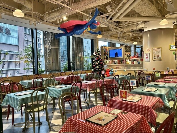 アメリカンな雰囲気のカフェエリア。天井にはスーパーグローバーが飛んでいる!