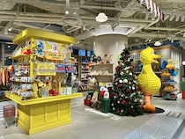 オープン初日は200人超の行列！セサミストリートマーケット阪神梅田本店が売上予算比200％の好調スタート、5日間で爆売れした限定グッズとは？