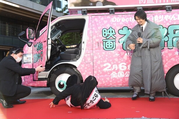 乗り込む瞬間に放屁し、ついつい転げ落ちてしまう一幕も……