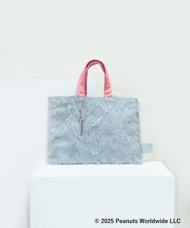 「Peanuts LIFE&TIMES シャルマントサック バッグ」(Sサイズ1万3750円、Mサイズ1万5400円)。画像のカラーはグレー×ピンク