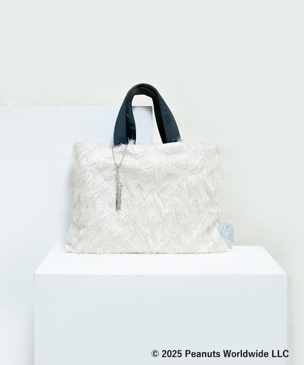 「Peanuts LIFE&TIMES シャルマントサック バッグ」(Sサイズ1万3750円、Mサイズ1万5400円)。画像のカラーはホワイト×ブラック