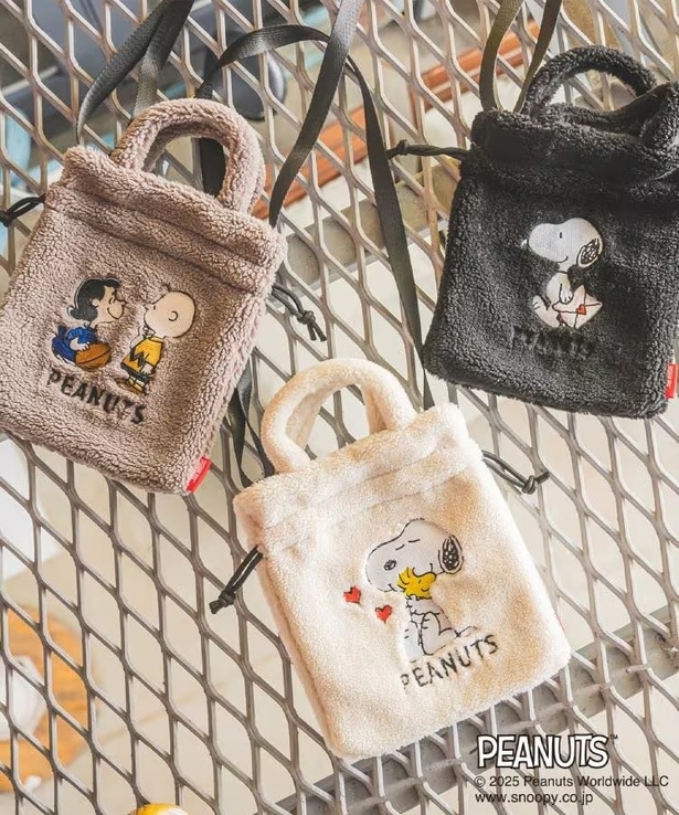 「＜PEANUTS＞ボア刺繍ショルダー」(各4070円)