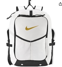 これは頼もしすぎ！ウェアもシューズもまとめてOK、遠征も練習もこれ一つで完結。 【ナイキ】のフル装備リュックがAmazonでチェックできるよ！